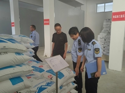 涇川縣市場(chǎng)監(jiān)督管理局開(kāi)展汛期食品安全專(zhuān)項(xiàng)檢查，重點(diǎn)整治預(yù)包裝與散裝食品